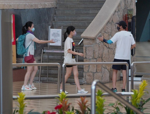 张家辉和妻女出门暴露家庭地位，57岁关咏荷和15岁女儿似姐妹花