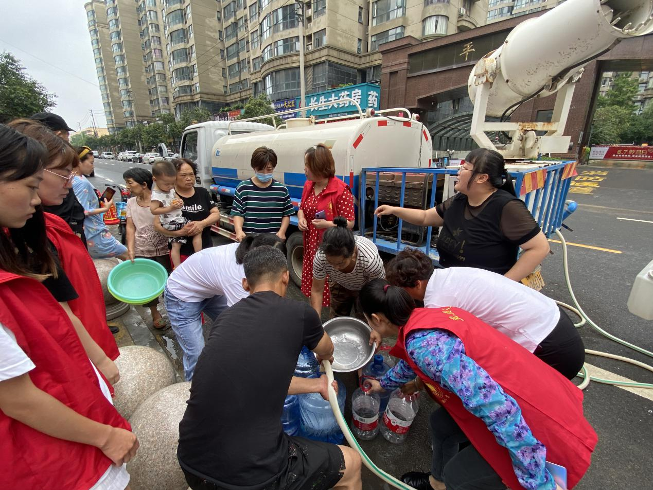 荥阳市豫龙镇：文明实践暖民心 消杀清淤助恢复