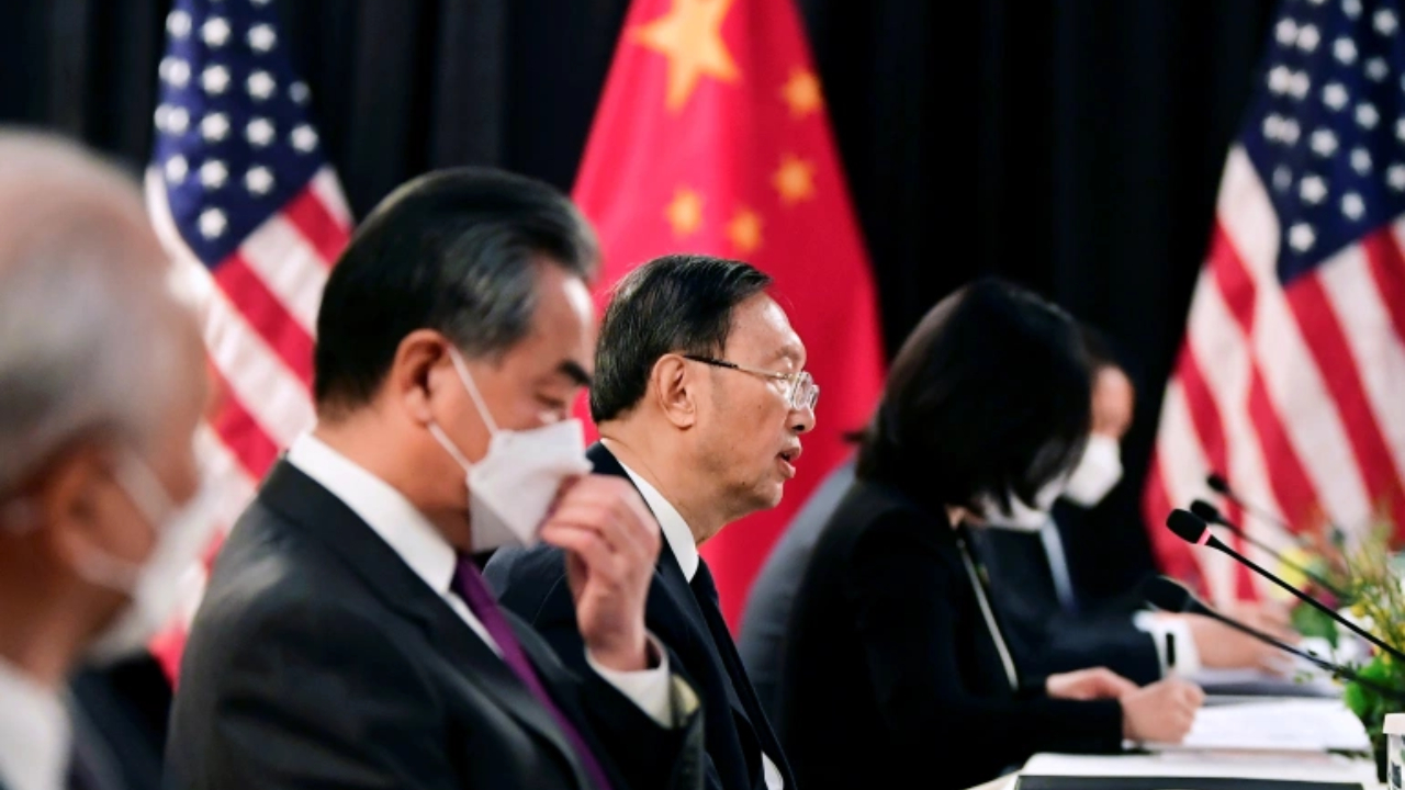 美国为何宁愿“自断一臂”也要扼杀中国？中国模式让霸权面临危机
