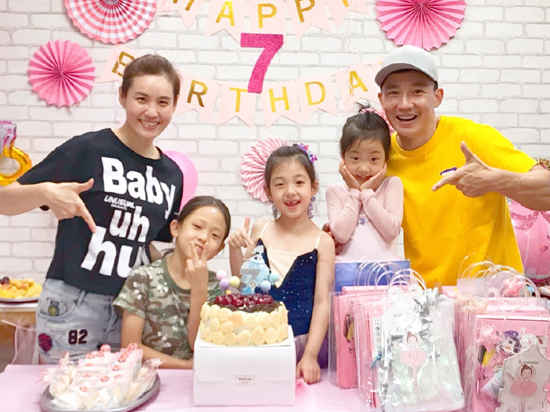 刘畊宏女儿幸好没长歪！丸子头到长卷发美到不敢认，长大还得了？