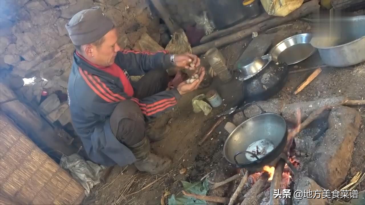 尼泊尔穷人的生活，炒菜用奶油，盐巴像石头，
