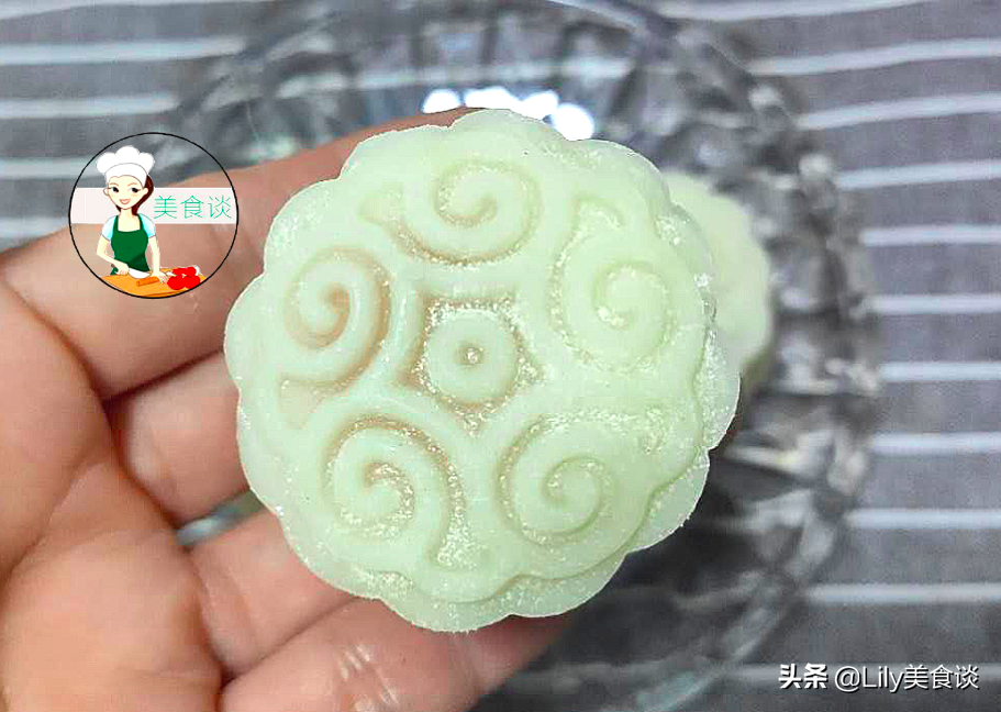 想吃月饼不用去买了，自己做不用烤箱、低糖低油不腻，吃过还想吃