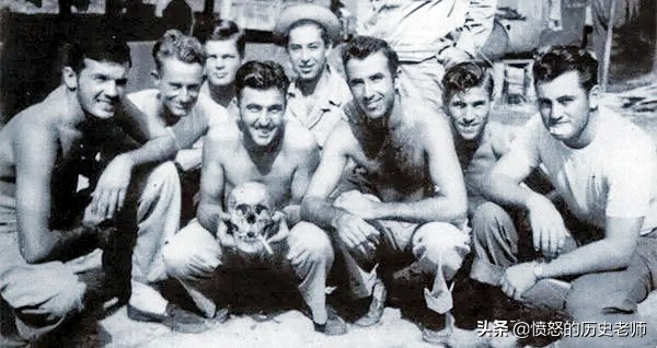 珍貴老照片：手捧日軍頭骨的美國大兵，被原子彈輻射的一家三口
