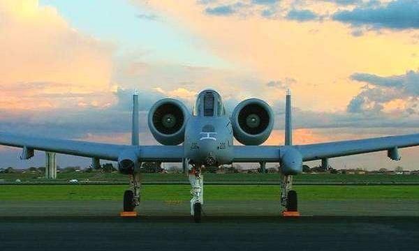 美国A-10“疣猪”攻击机，被打爆还能飞，专家：