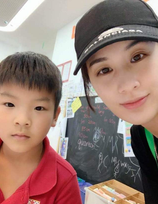 黃聖依曬大兒子近照，安迪裝備齊全變小小賽車手，造型炫酷超帥氣