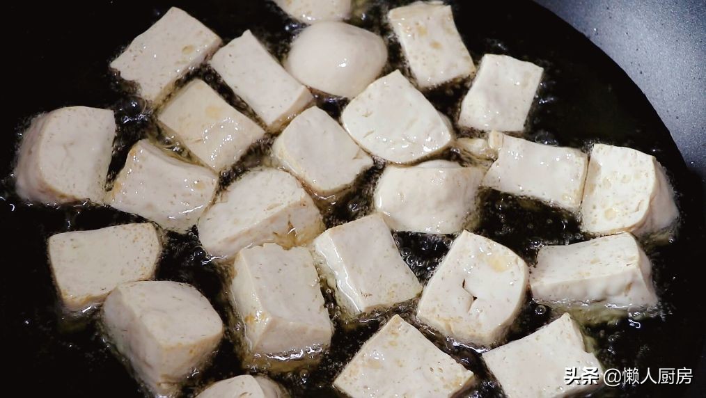 原来豆腐泡的做法这么简单，2块老豆腐就能搞定，外皮金黄不发脆