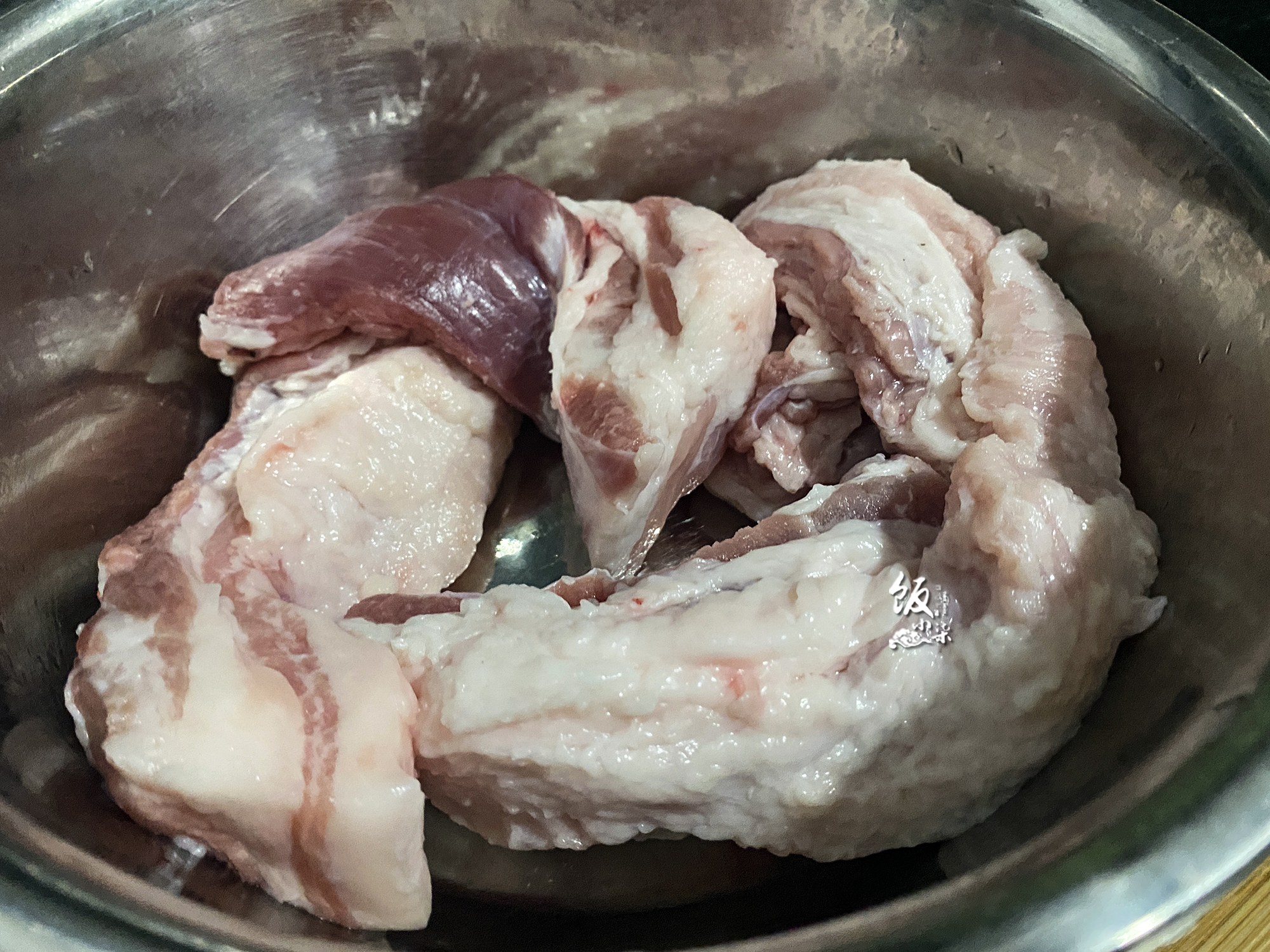 把整块五花肉放电饭锅里，焖30分钟出锅，把家人都“馋坏了”