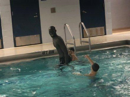 NBA巨人遊泳是怎樣的？三巨人將泳池變浴缸，第一巨人如同超級水怪！-黑特籃球-NBA新聞影音圖片分享社區