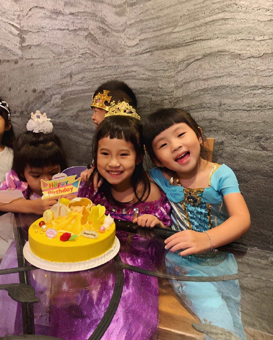 賈靜雯帶女兒們聚會，波妞變小吃貨，為吃蛋糕擠走壽星坐C位萌翻