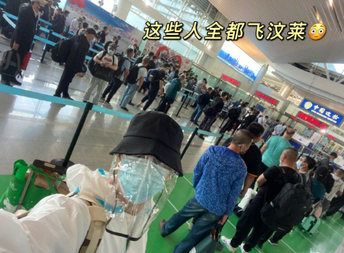 網友機場偶遇吳尊，穿防護​​服難擋帥氣，用購物袋裝行李超接地氣