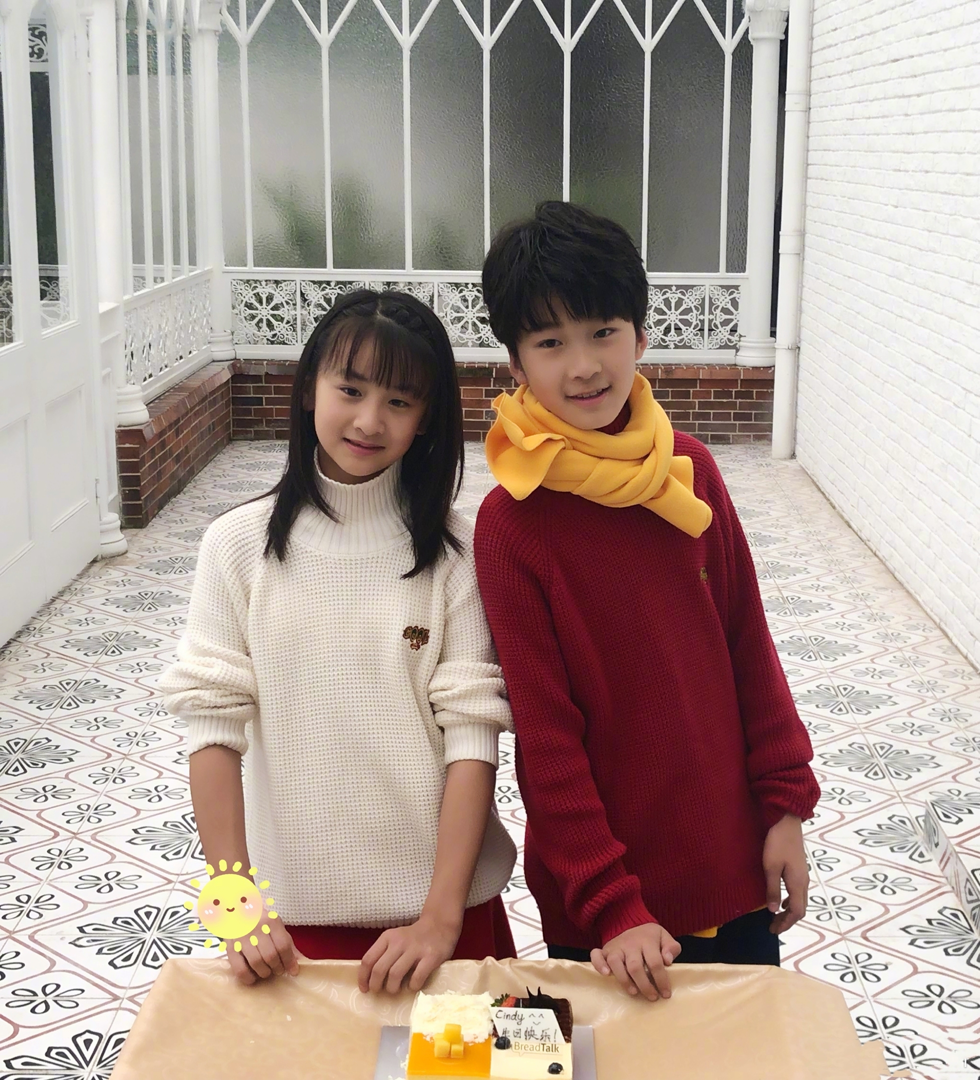 13歲天天長大了，穿西裝打領帶氣質佳，外形帥氣被讚像霸道總裁