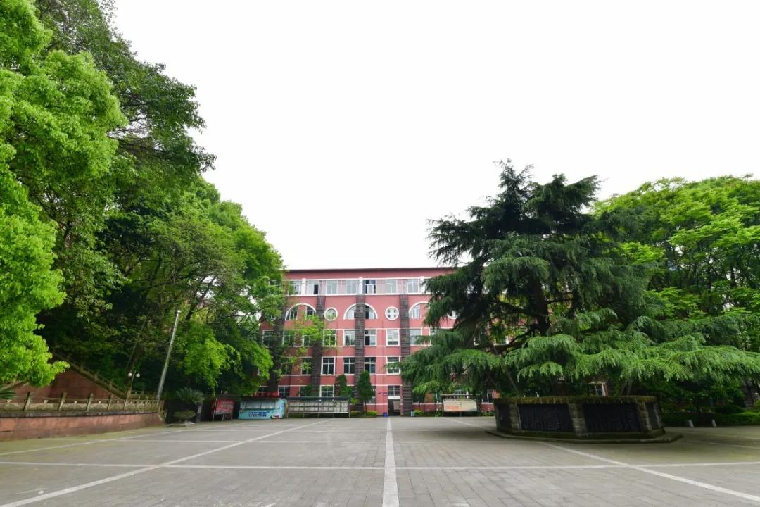 南山苍翠 二外荣光 重庆市作家进校园系列—重庆第二外国语学校