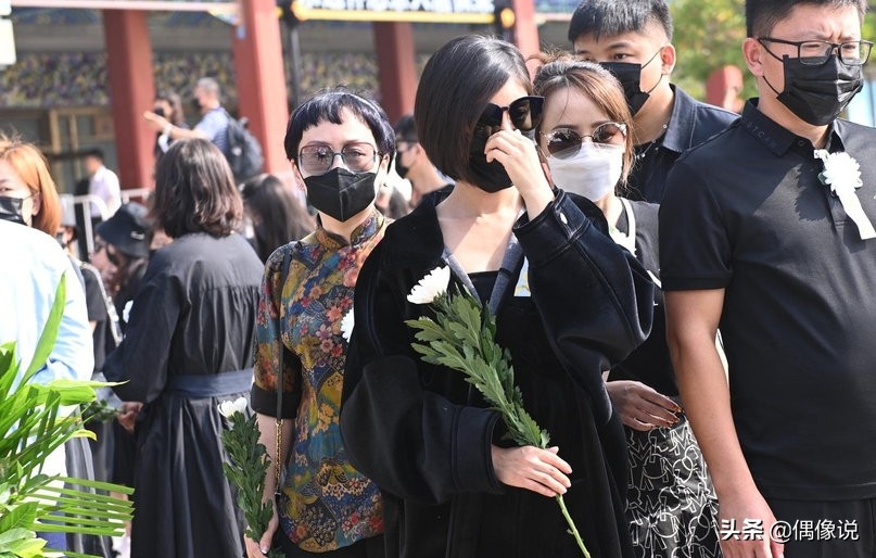 黄子韬父亲追悼会现场曝光！设置简陋，赵奕欢现身，亲属显崩溃