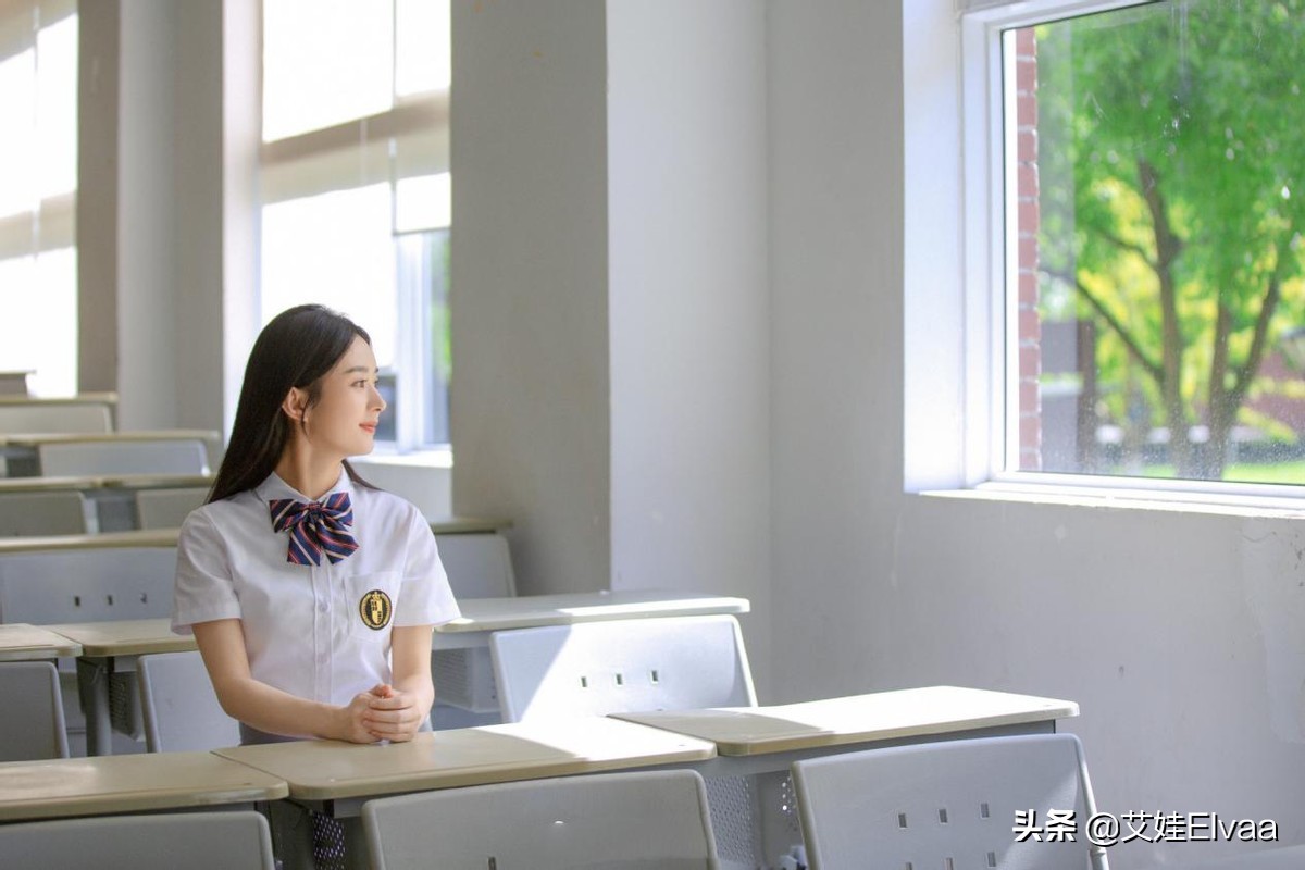 赵丽颖新造型大变样，穿校服打领带重拾清纯，冯绍峰后悔都来不及