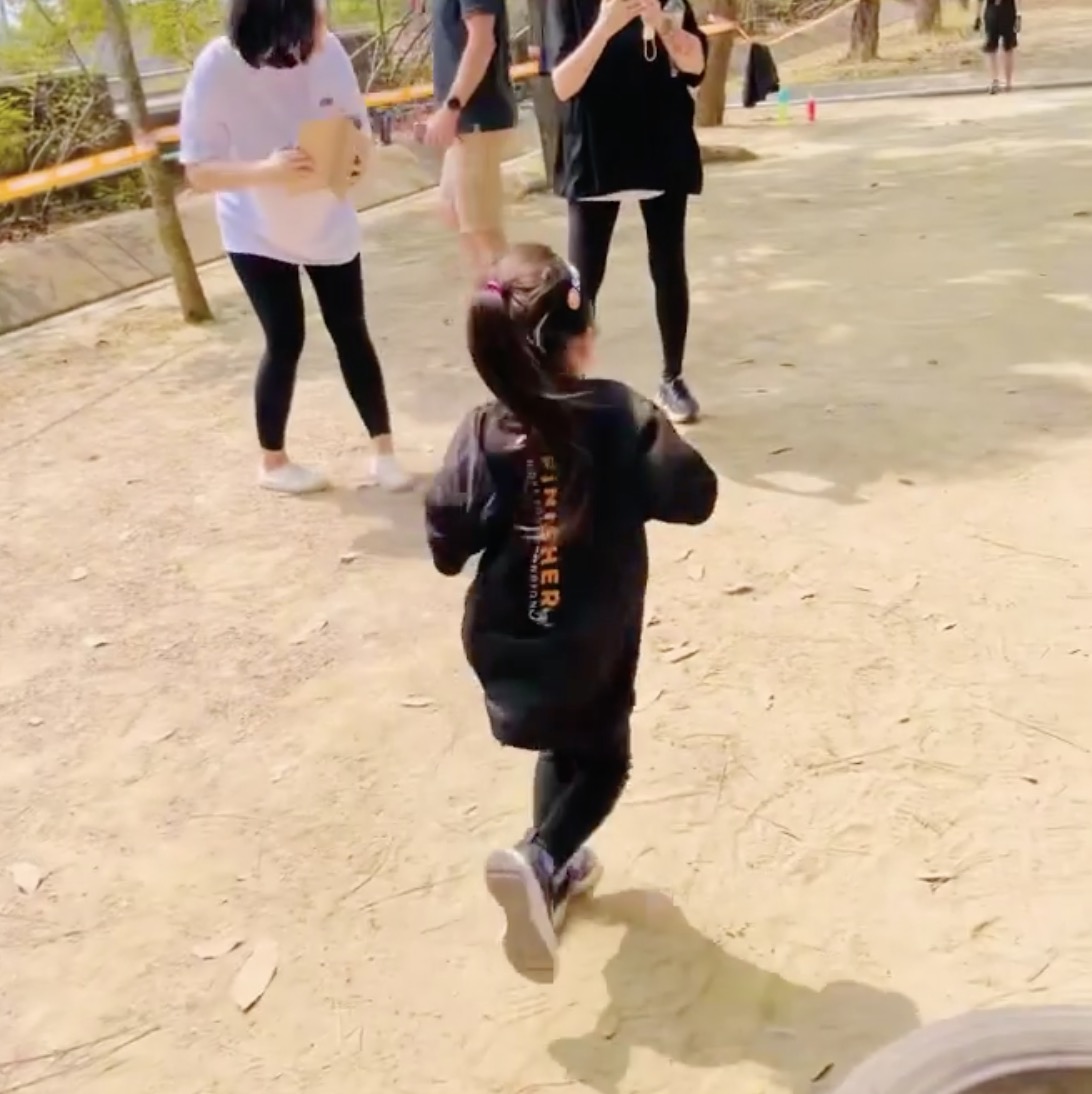 昆凌參加親子運動，女兒搬輪胎不嬌氣，弟弟高冷比耶成Q版周杰倫