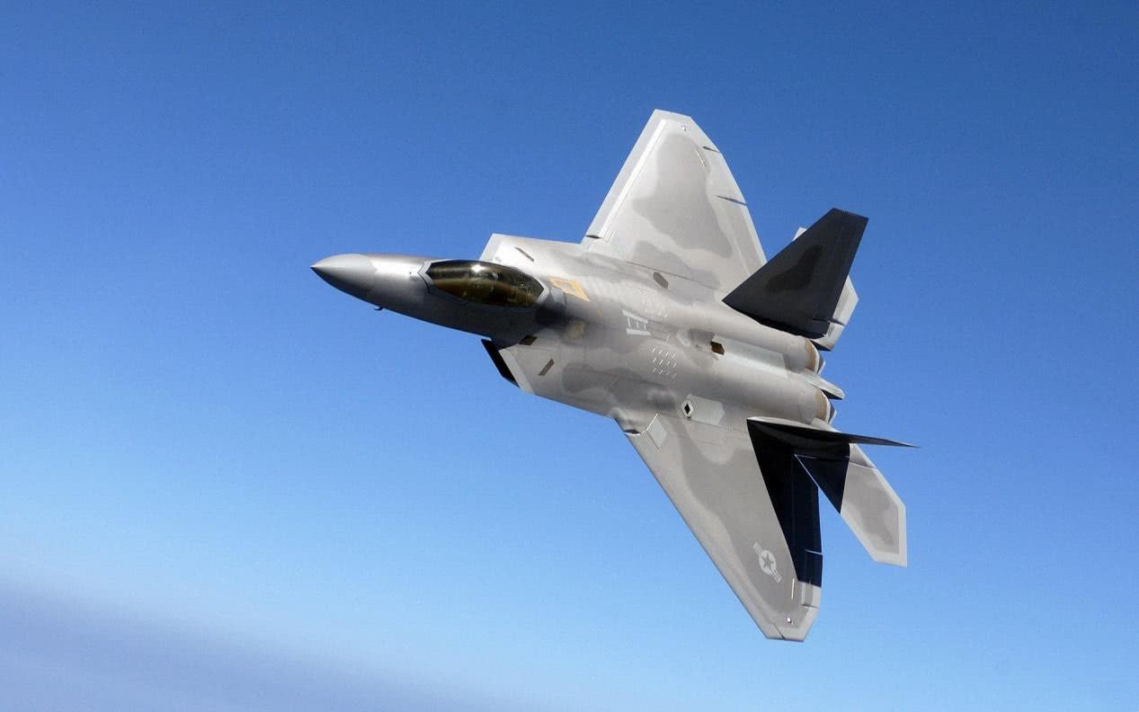 美军异想天开：26架F22凑一起合影，就能让中国屈服？