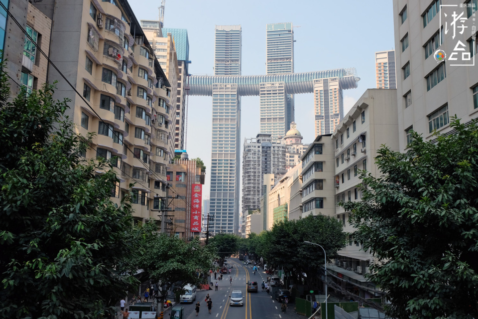 重庆旅行攻略：从传统轮渡到九级坡地，领略山城的最佳方式