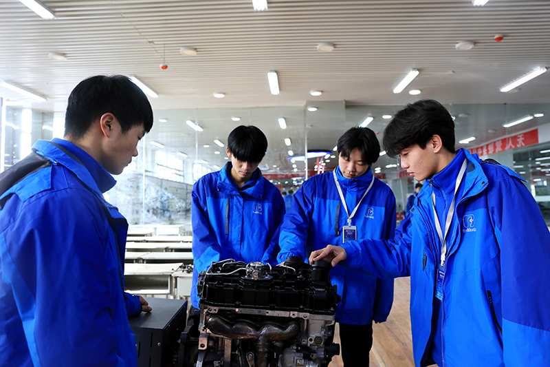 初中生学什么技术有前途？初中生学汽修前途怎么样？