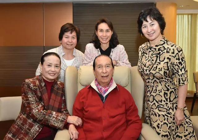 赌王下葬三位太太同框:二太坐轮椅三太头发白,四太状态最好