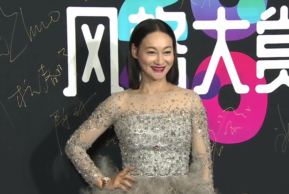 风格大赏明星穿搭：惠英红像鸡毛掸子，许佳琪