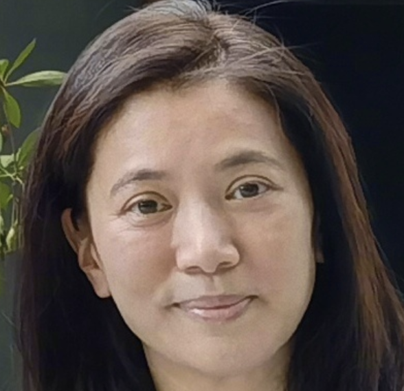 张智霖夫妇偶遇张艺兴，三人合影留念，无滤镜下袁咏仪素颜显沧桑