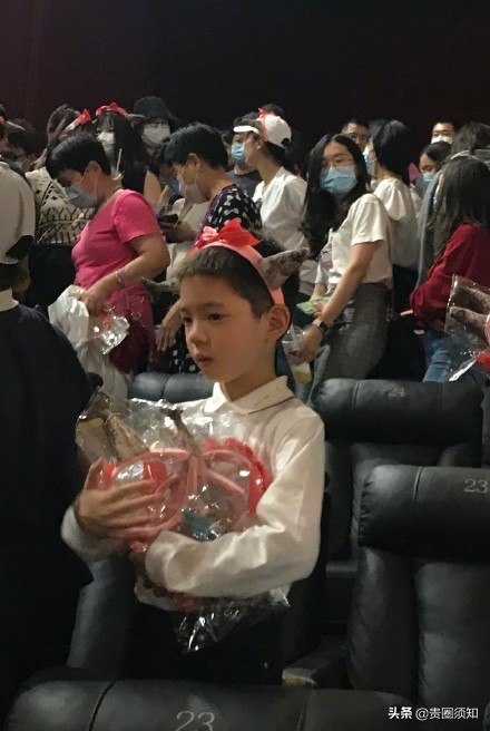 霍思燕带嗯哼现身《燃野少年的天空》首映活动，8岁的嗯哼长大了