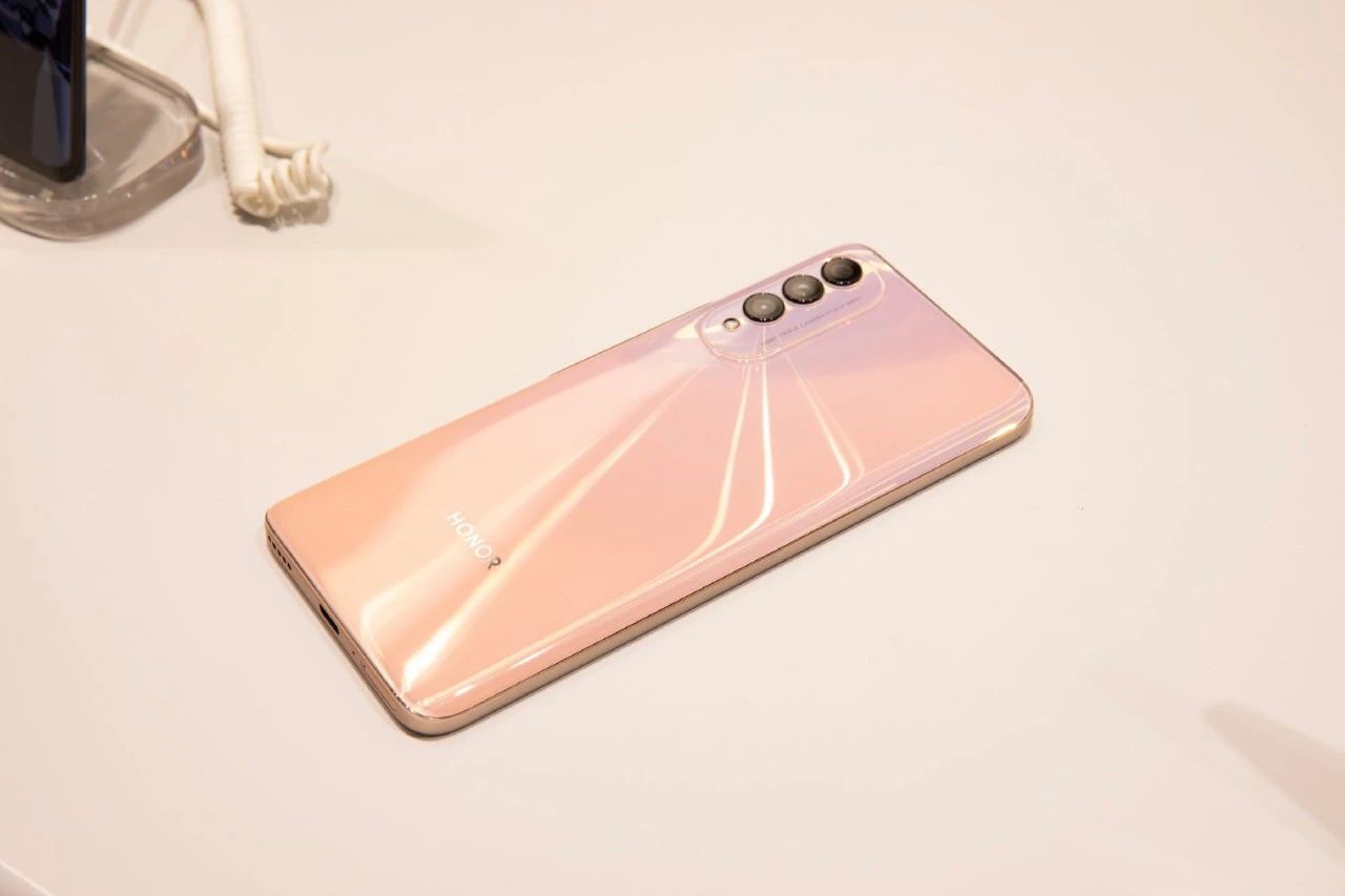 OPPO环绕屏手机专利曝光；消息称苹果正准备iPhone SE3