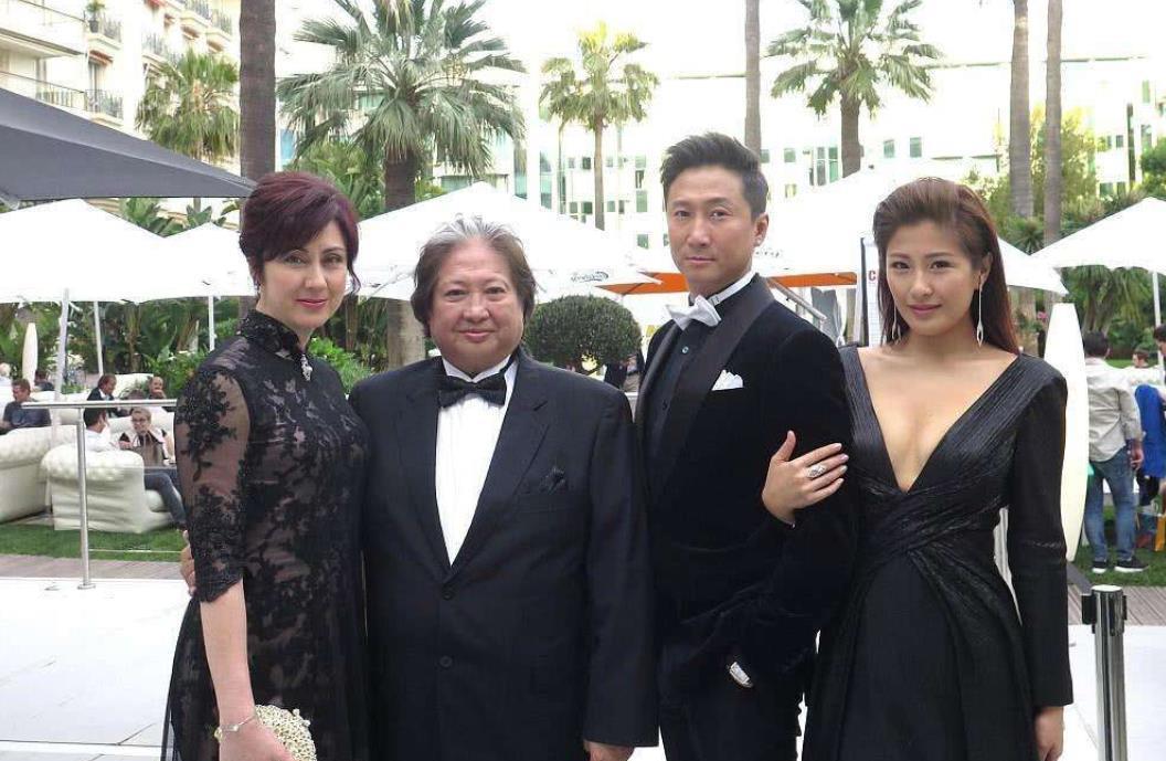 68岁洪金宝和老友聚会，瘦到脱相判若两人，身体