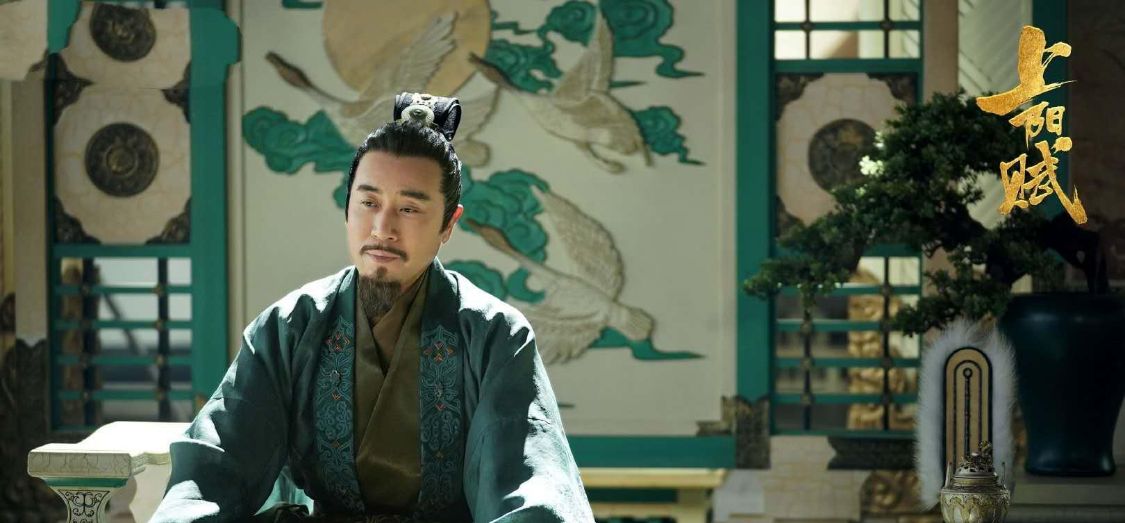 心疼49岁于和伟，与67岁赵雅芝演夫妻，哄着41岁