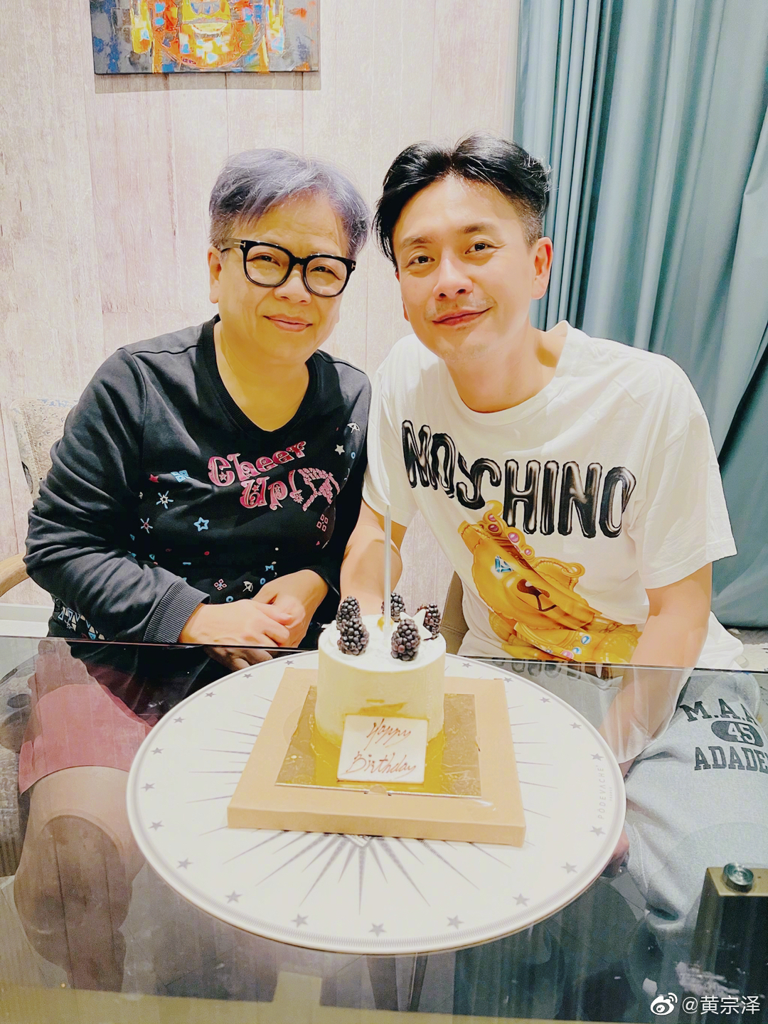 40岁黄宗泽素颜庆生，胡子拉碴面容凹陷，只有一个小蛋糕显寒酸