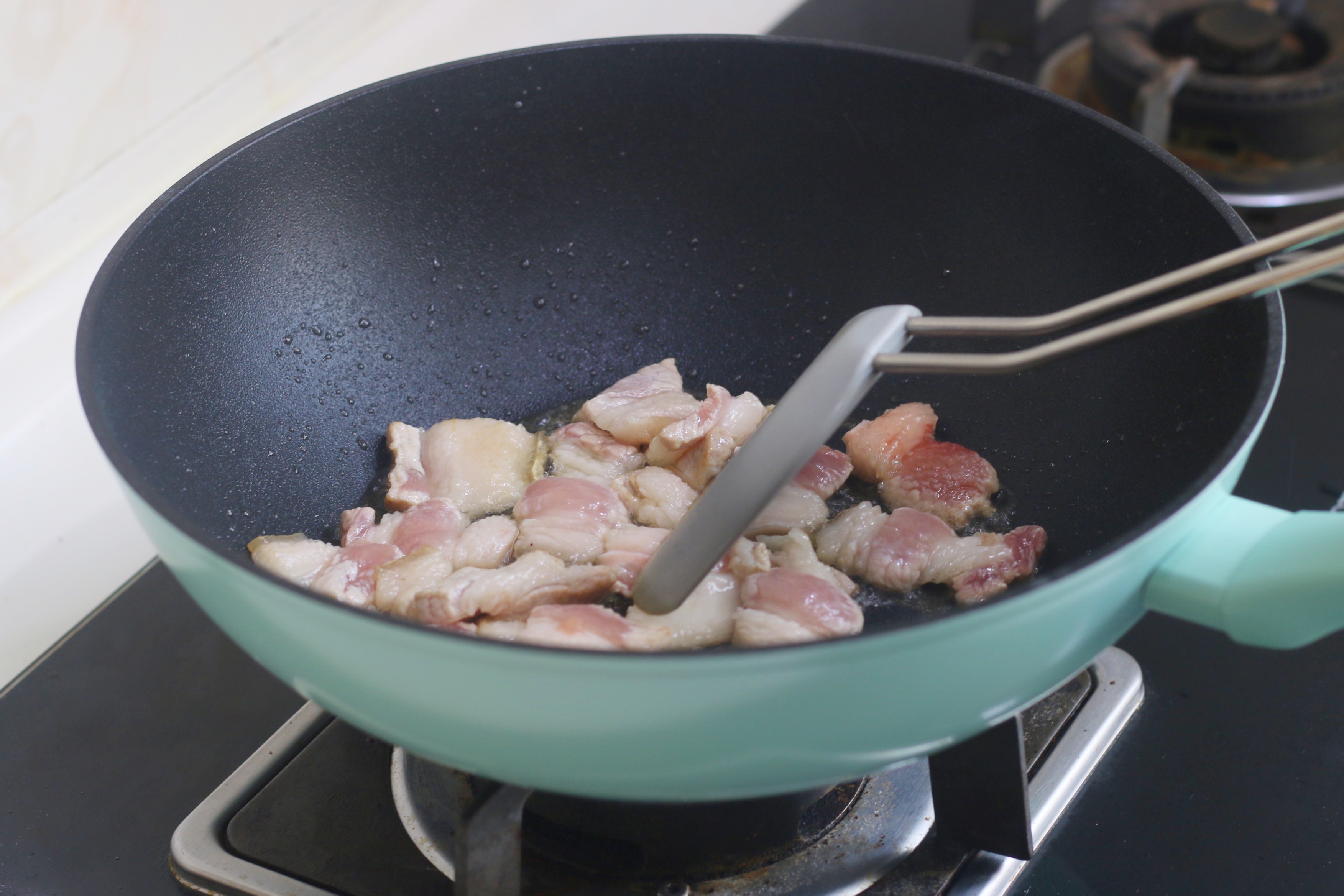 炒麵時，麵條先蒸再炒，根根分明，好吃入味，味道不比飯店差