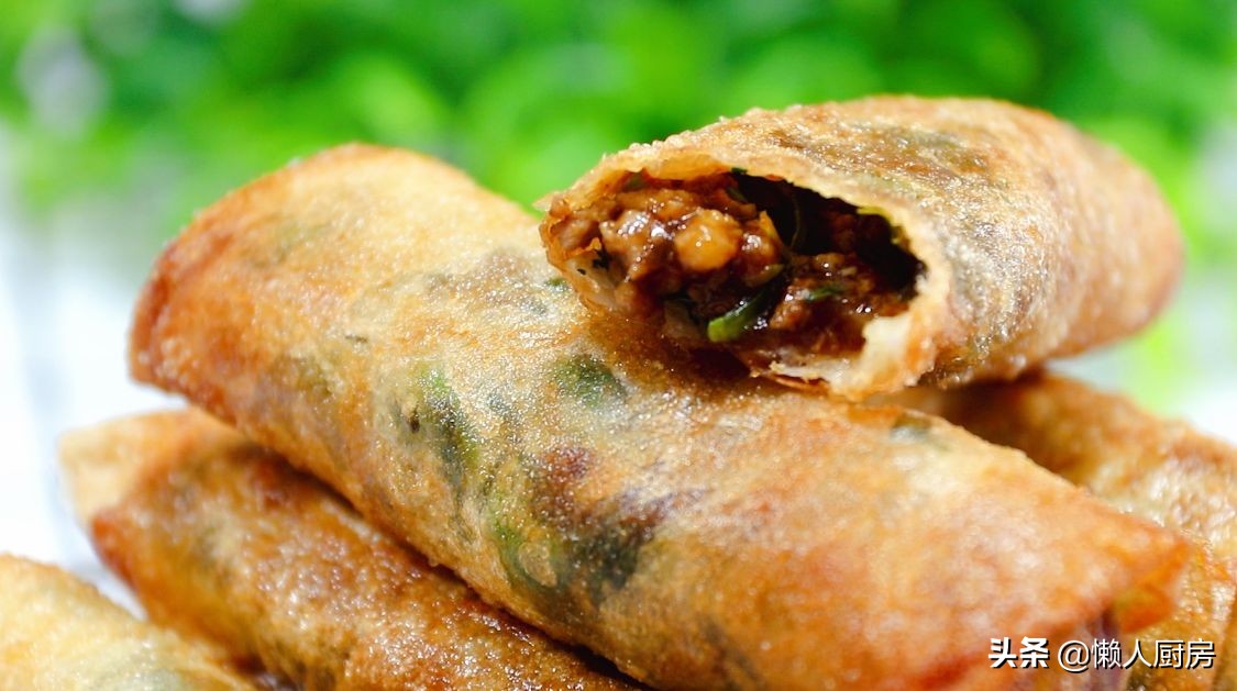 初春嚐鮮，挖野菜一天能賣100元，這樣包著春捲吃，還會灌湯