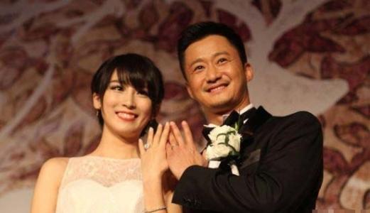 她嫌吴京贫穷而与他分手，嫁给富豪后却被抛弃，如今48岁生活凄惨