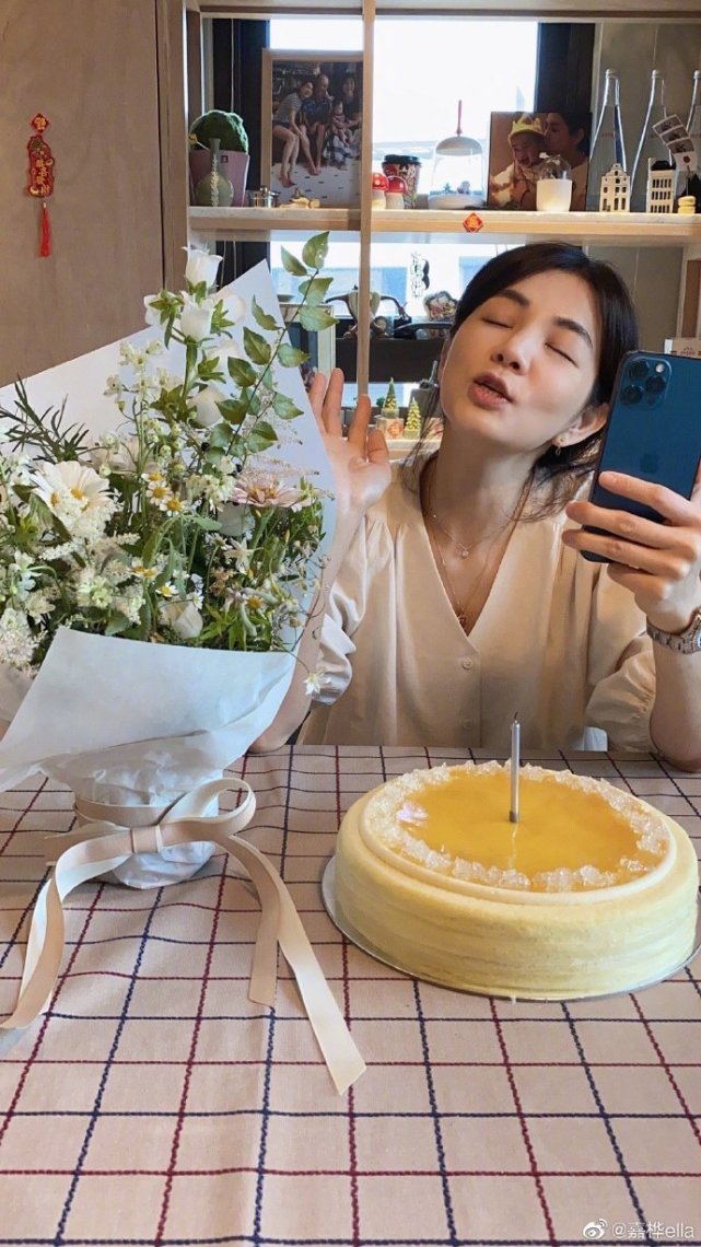 陈嘉桦晒全家福庆40岁生日，与老公儿子摆同款表情，画面超温馨