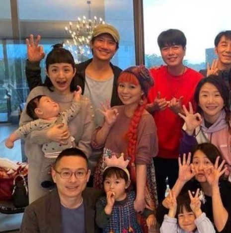 賈靜雯夫婦和林依晨過情人節，林依晨近照變化大，她老公罕見現身