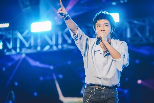 Hua Chenyu is celebrated 6 years continuously unripe wear same a dress, it is to force disease or ceremonial move after all