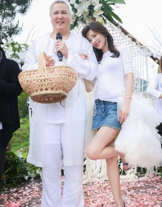 50岁张庭直播翻车，儿子当场质疑作秀，老公在旁