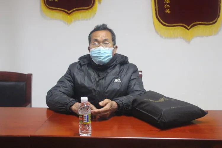 临高县委常委,公安局局长武献志到县信访服务中心接待来访群众