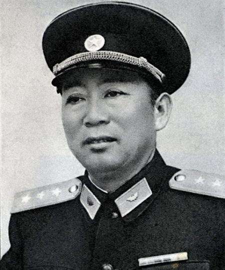 刘亚楼送给开国少将两瓶茅台酒，开国少将收下