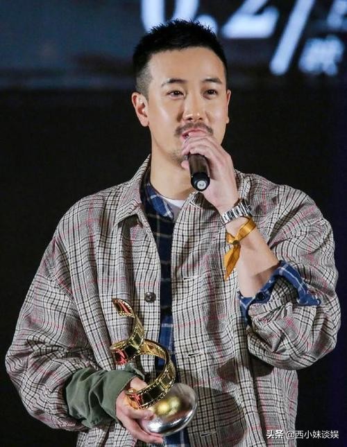 父亲是曾志伟，姐姐是曾宝仪，长相帅气的他，却选择站在幕后