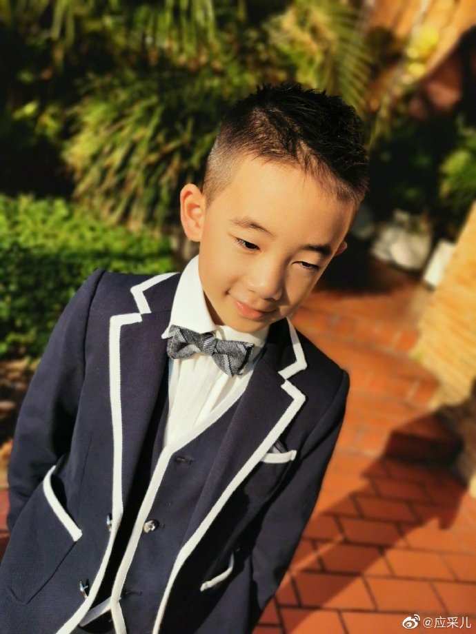 应采儿爸爸儿童节晒两个外孙萌照，jasper和弟弟一起坐围栏里玩