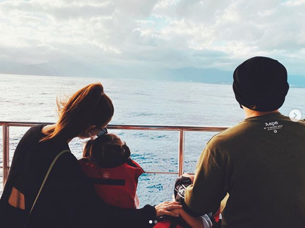 周杰伦昆凌为刘畊宏补过生日，夫妻俩戴墨镜秀恩爱，比寿星还抢镜