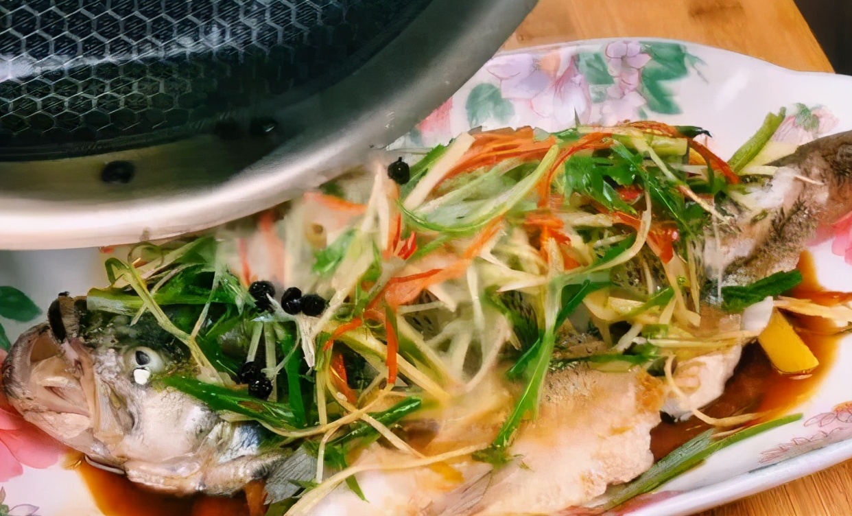 無論蒸哪種魚，都不要放鹽！ 很多人一直弄錯，難怪魚肉不香不嫩