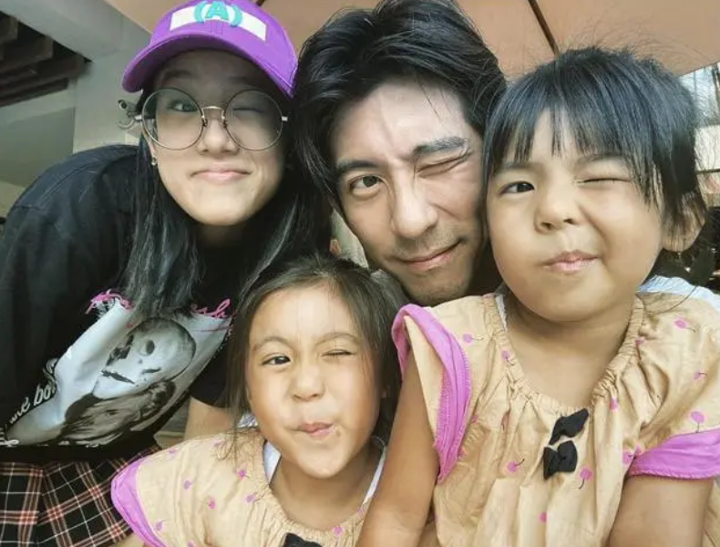贾静雯女儿梧桐妹和萧敬腾打游戏，两人同框像兄妹，互嫌对方太弱