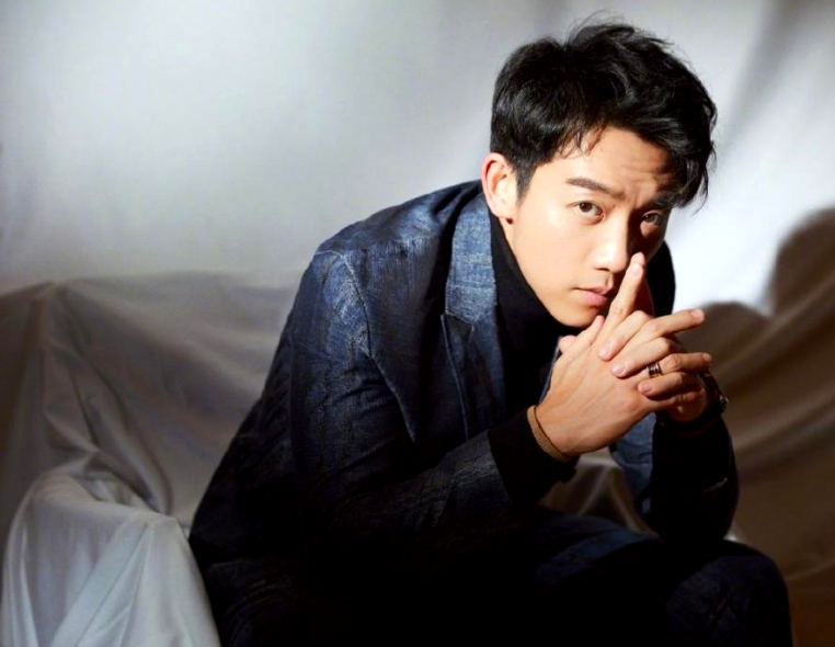 521郑恺、苗苗直接晒结婚照官宣婚讯，历经岁月