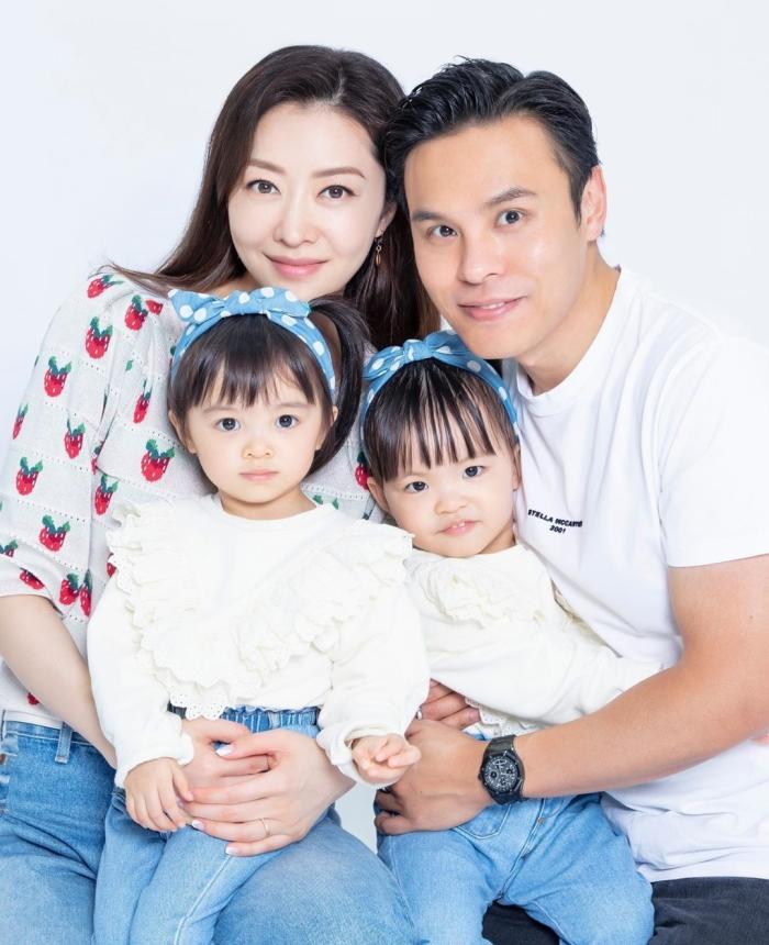 郭可颂晒全家福庆生，高调示爱熊黛林，双胞胎女儿手绘卡片送爸爸