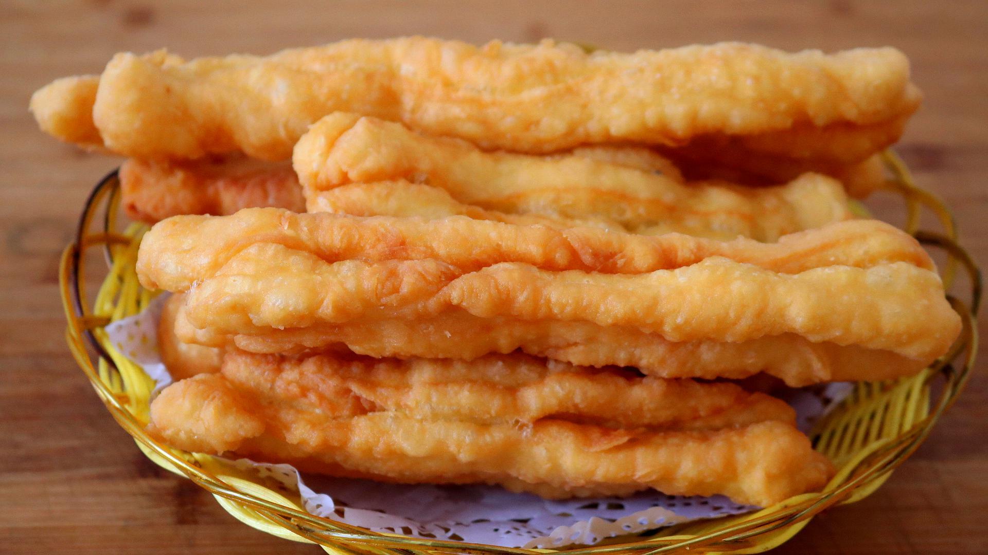 1碗面粉，2个鸡蛋，教你做油条，金黄酥脆，比买的还好吃