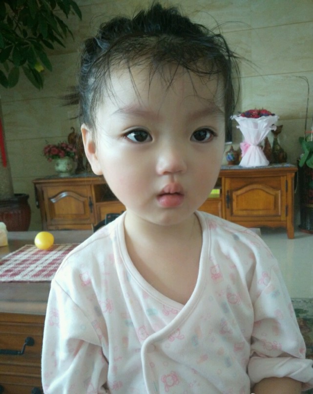 阿拉蕾的妈妈晒女儿日常，两个女儿越长越像，分食蛋糕超有爱