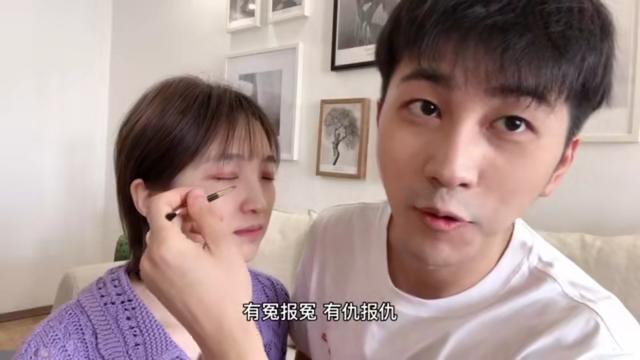 赵琦君给杨凯雯画妆，手法娴熟但效果糟糕，凯雯不气不恼煞是可爱