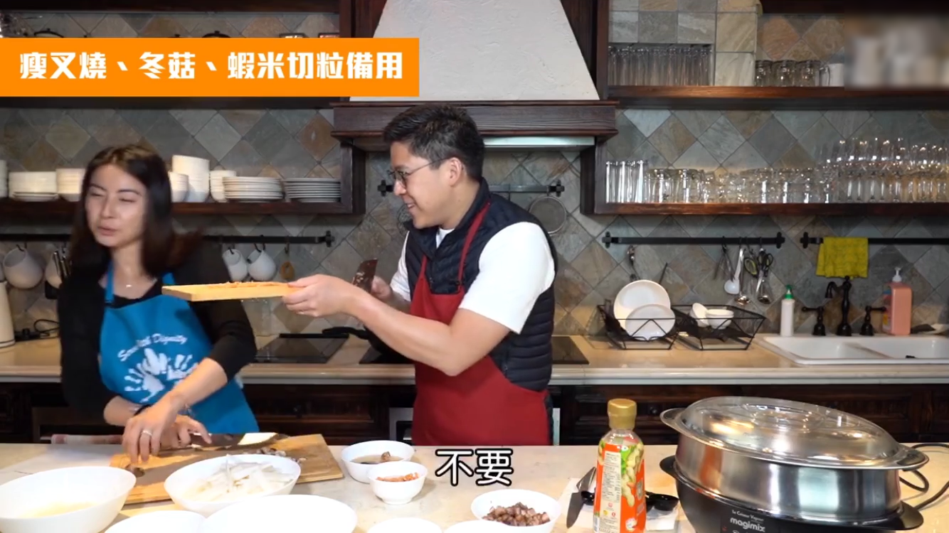 霍啟剛夫婦搭檔做美食，郭晶晶化身小助手，兩人搭配默契盡顯恩愛